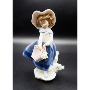 Lladro “Pretty Pickings” 5222 7" Porcelain Figurine 1983 Girl With Flower Basket